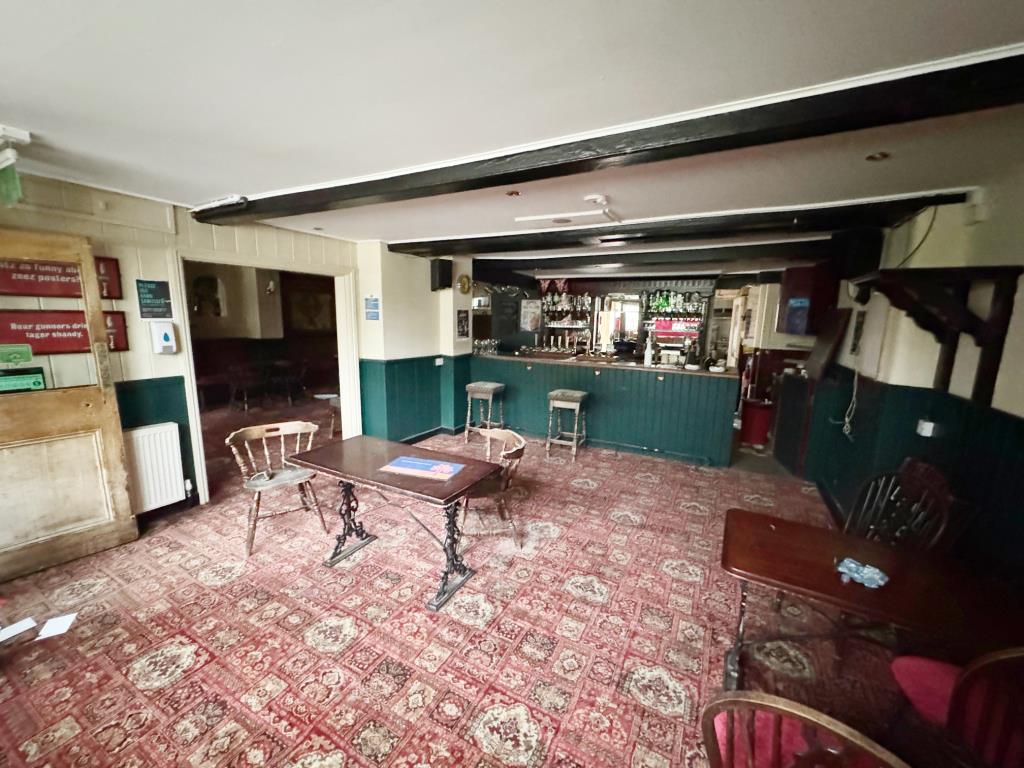 Lot: 86 - TOWN CENTRE PUBLIC HOUSE WITH COURTYARD GARDEN AND OWNERS ACCOMMODATION - Ground floor bar seating area 1 with servery